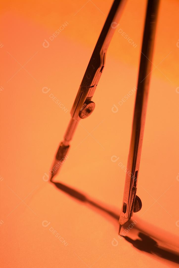 Compaço em fundo laranja