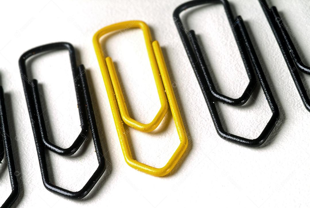 Clips colorido sobre fundo branco