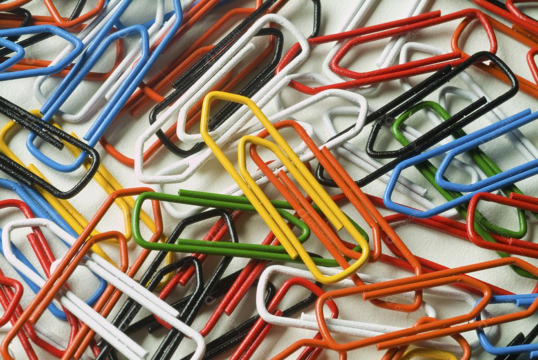 Clips colorido sobre fundo branco