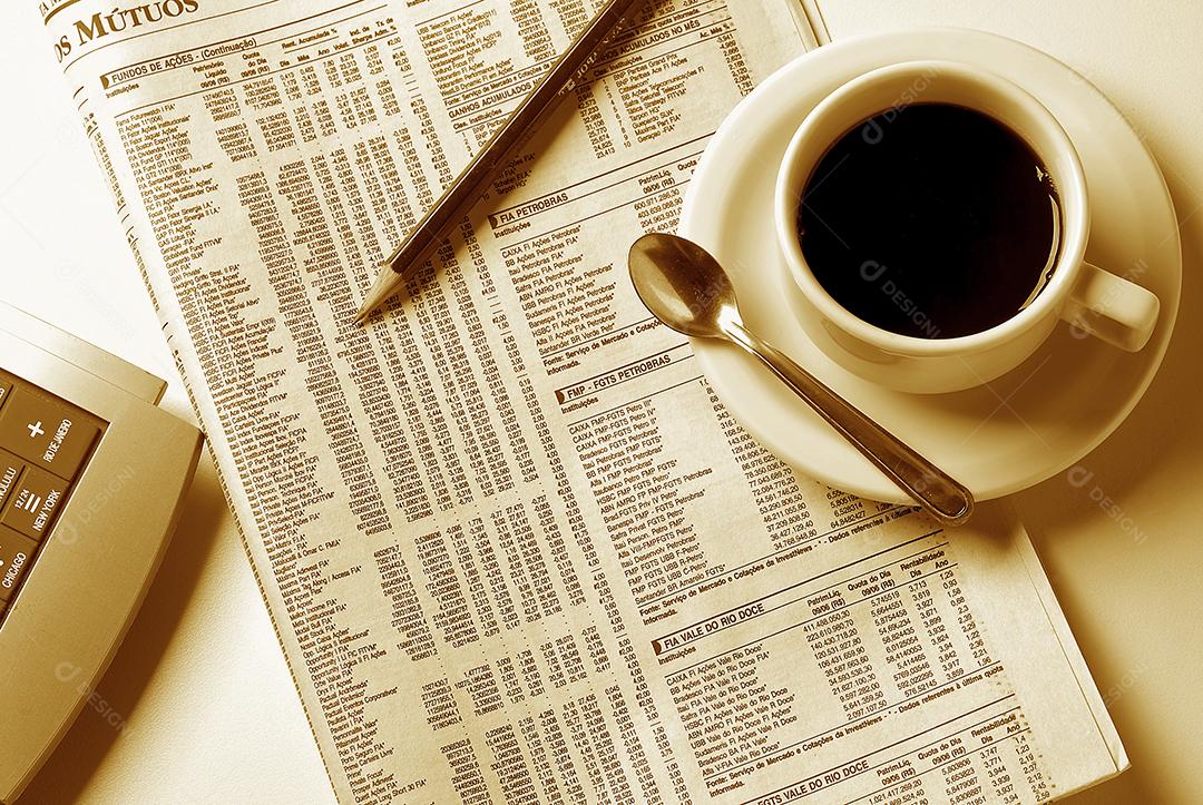 Xícara de café sobre mesa branca