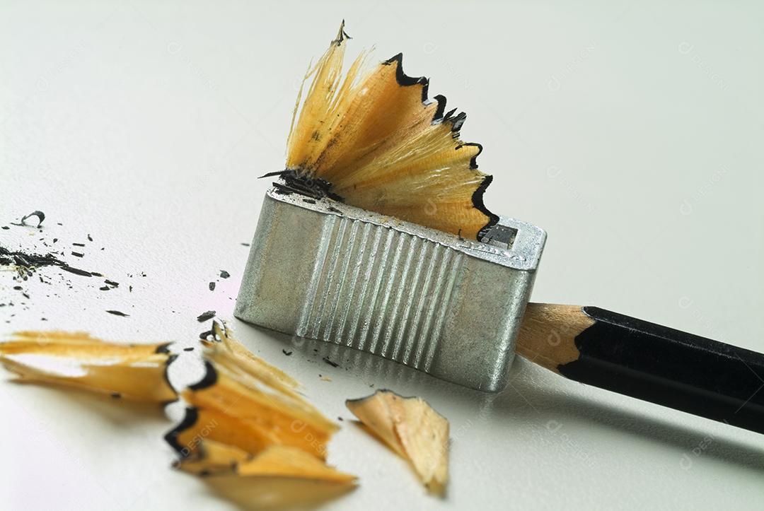 Apontador de lapis sobre fundo branco material escolar