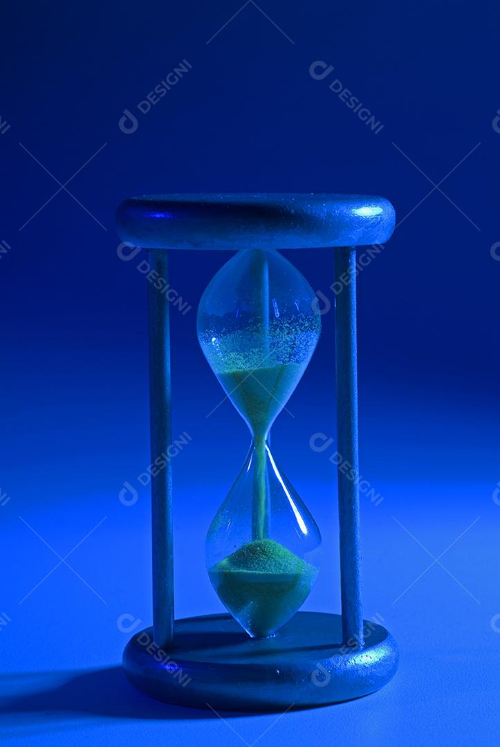 Temporizador de areia com isolado fundo azul