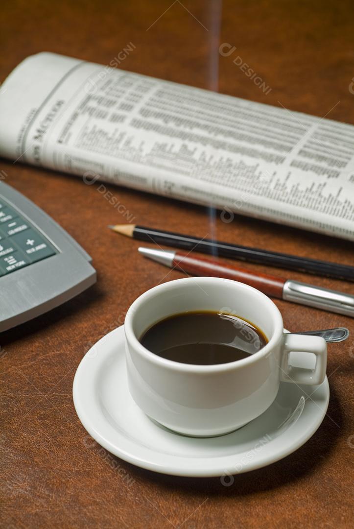 Xícara de café sobre mesa de madeira