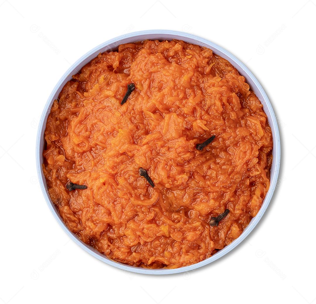 Sobremesa doce de abóbora brasileira tradicional com cravo isolado sobre fundo branco.