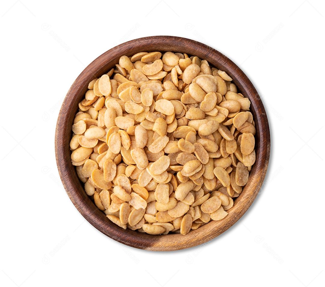 Lanche de feijão de soja frito em uma tigela isolada sobre fundo branco.