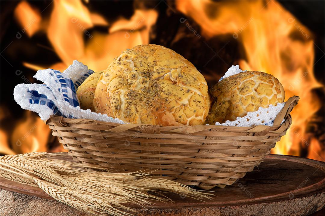 Pão rústico na cesta com fundo de fogo