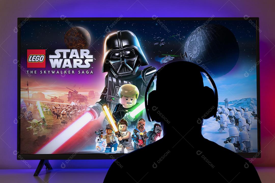 Homem jogando Lego Star Wars Skywalker Saga na TV