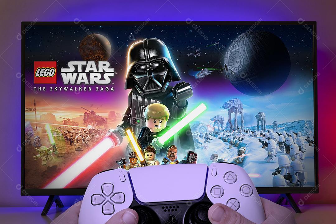 Menino jogando Lego Star Wars Skywalker Saga na TV