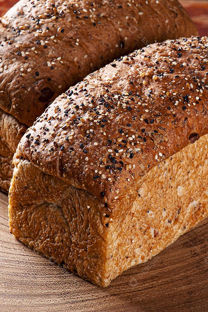 Pão integral coberto com sementes de gergelim