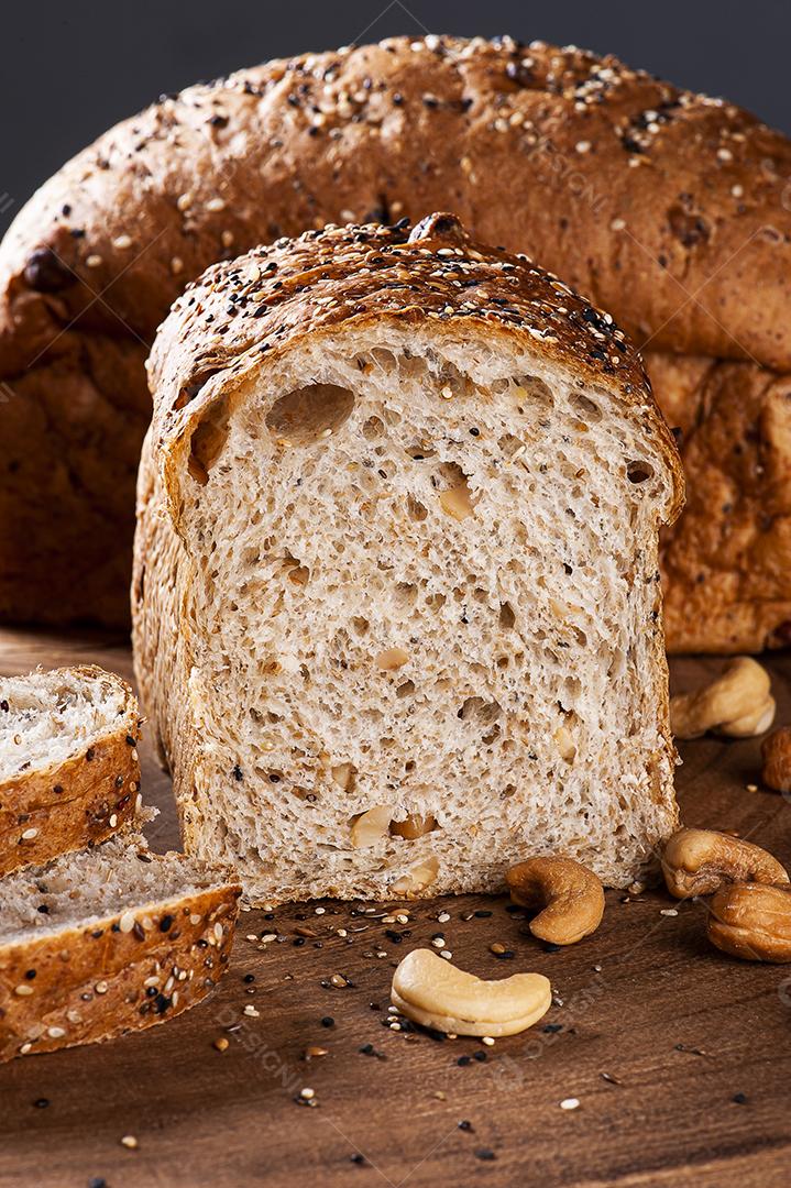 Pão de fermento integral coberto com sementes de gergelim e castanhas