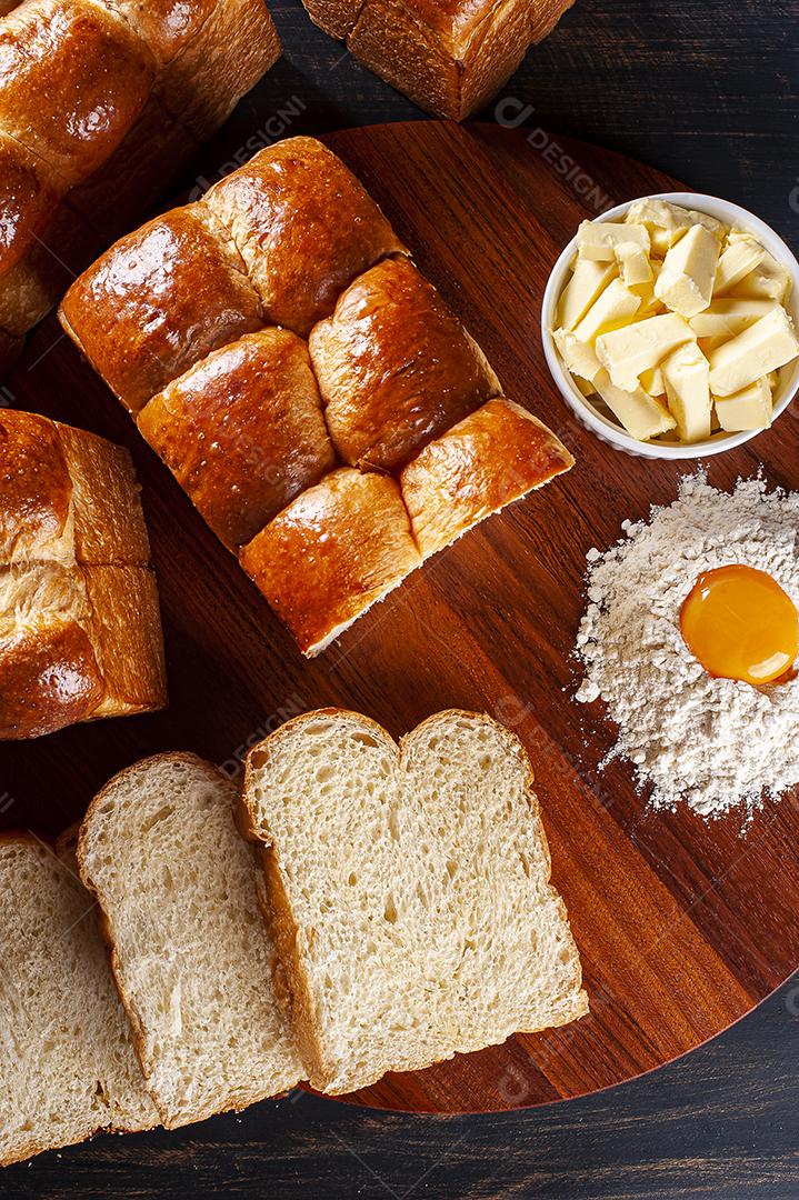 Deliciosos pães de brioche. Fatias cortadas