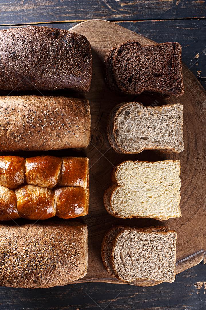 Quatro variedades de pão juntas. Pão integral, brioche, chocolate