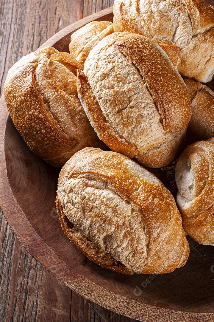 Vários pães franceses em uma cesta. Foto de perto.