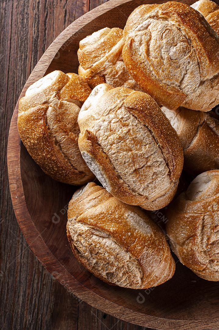 Vários pães franceses em uma cesta. Foto de perto.