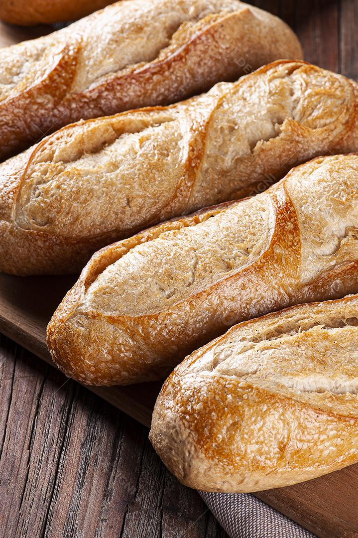 Baguetes francesas na placa de madeira.