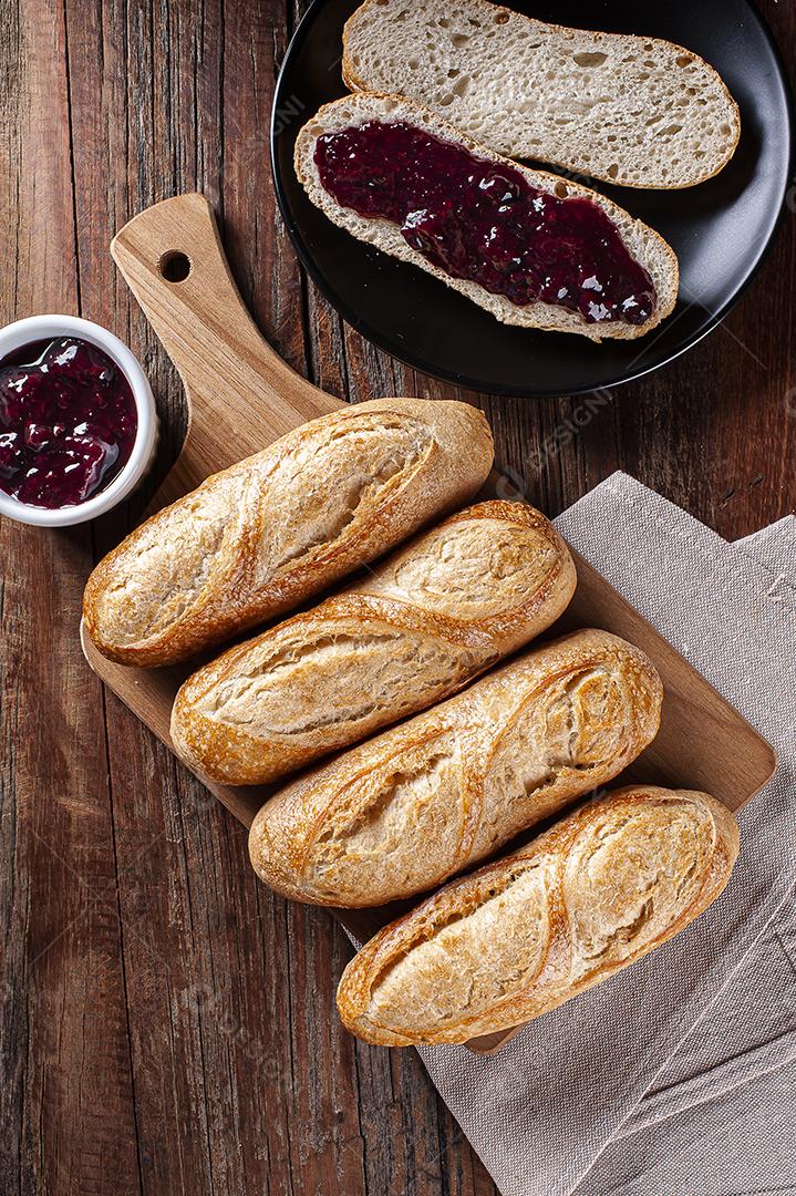 Baguetes francesas na placa de madeira. Acompanha geléia de frutas vermelhas