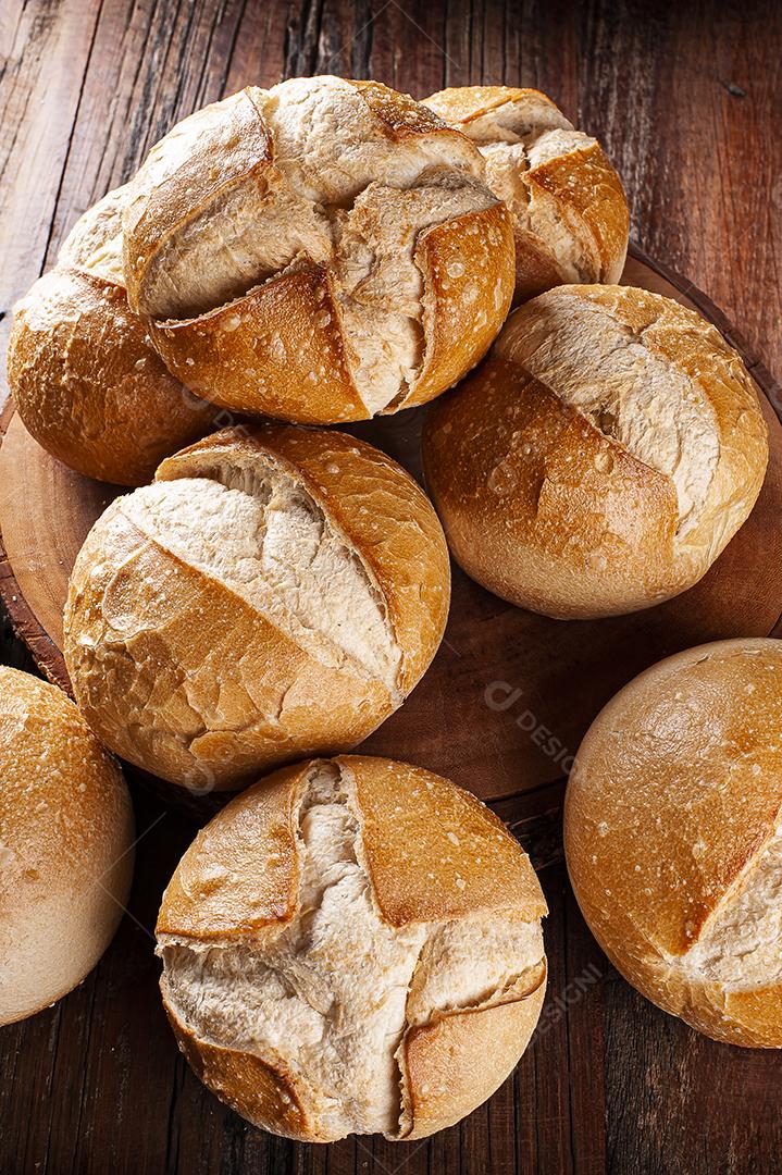 Vários tipos de pães fermentados naturalmente juntos em uma cesta