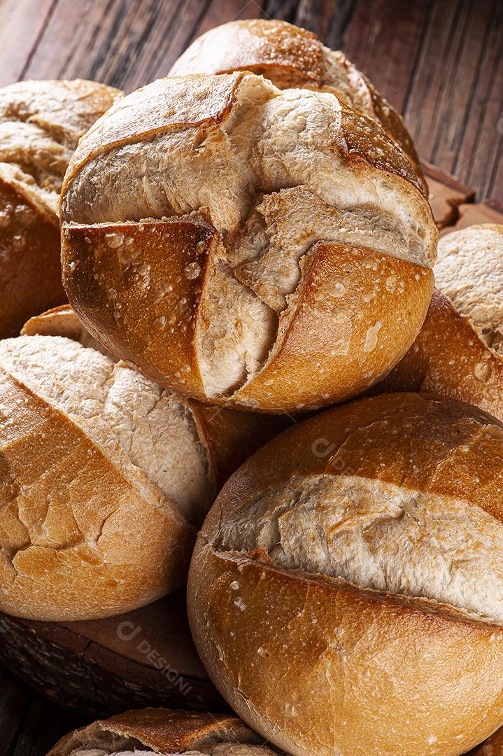 Vários tipos de pães fermentados naturalmente juntos em uma cesta