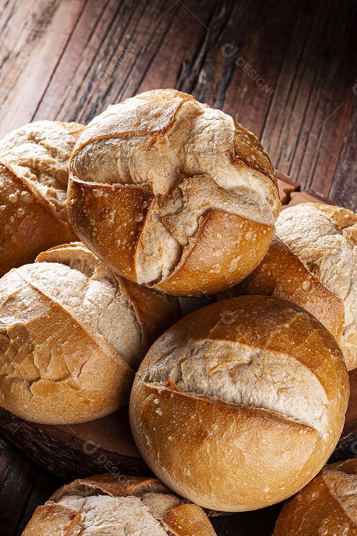Vários tipos de pães fermentados naturalmente juntos em uma cesta