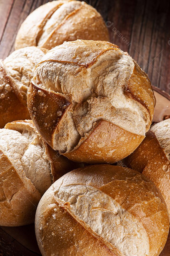 Vários tipos de pães fermentados naturalmente juntos em uma cesta