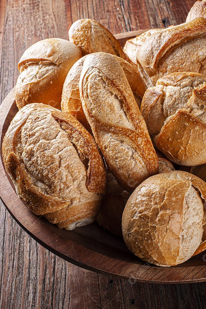 Vários tipos de pães fermentados naturalmente juntos em uma cesta