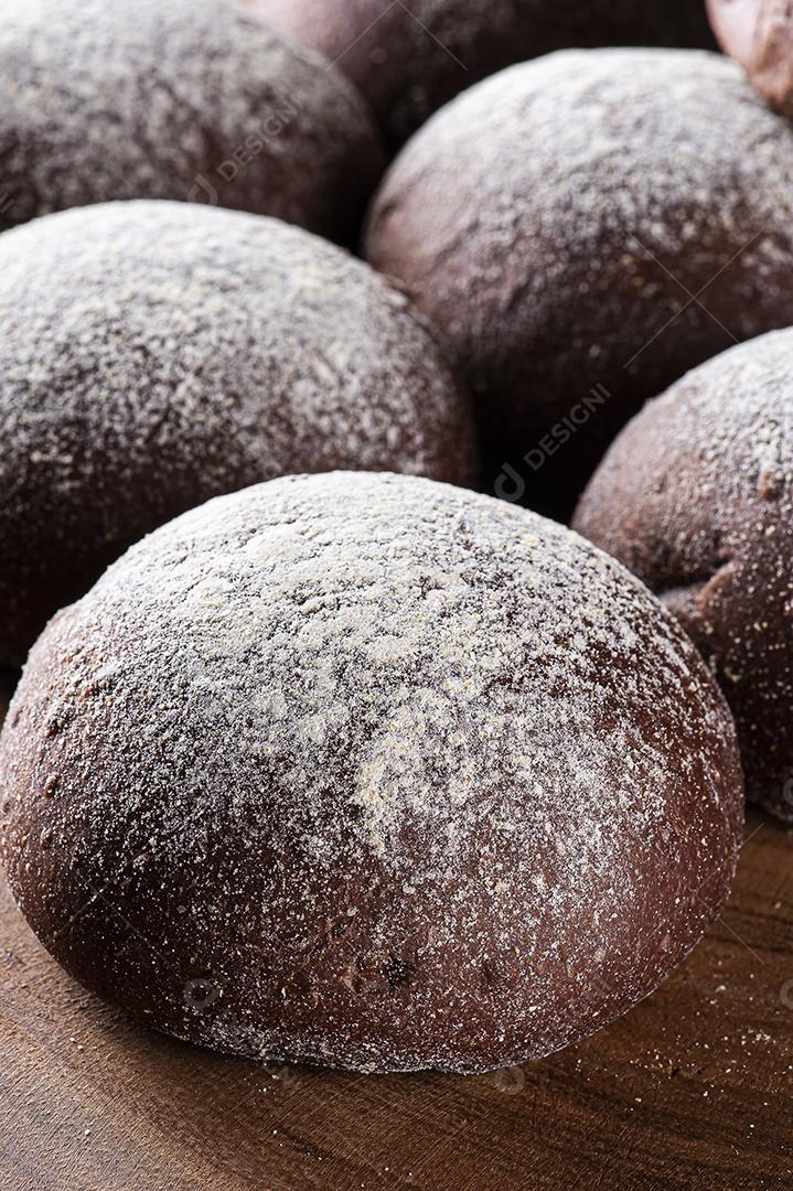 Pão australiano caseiro com farinha integral escura. Formato de hambúrguer.