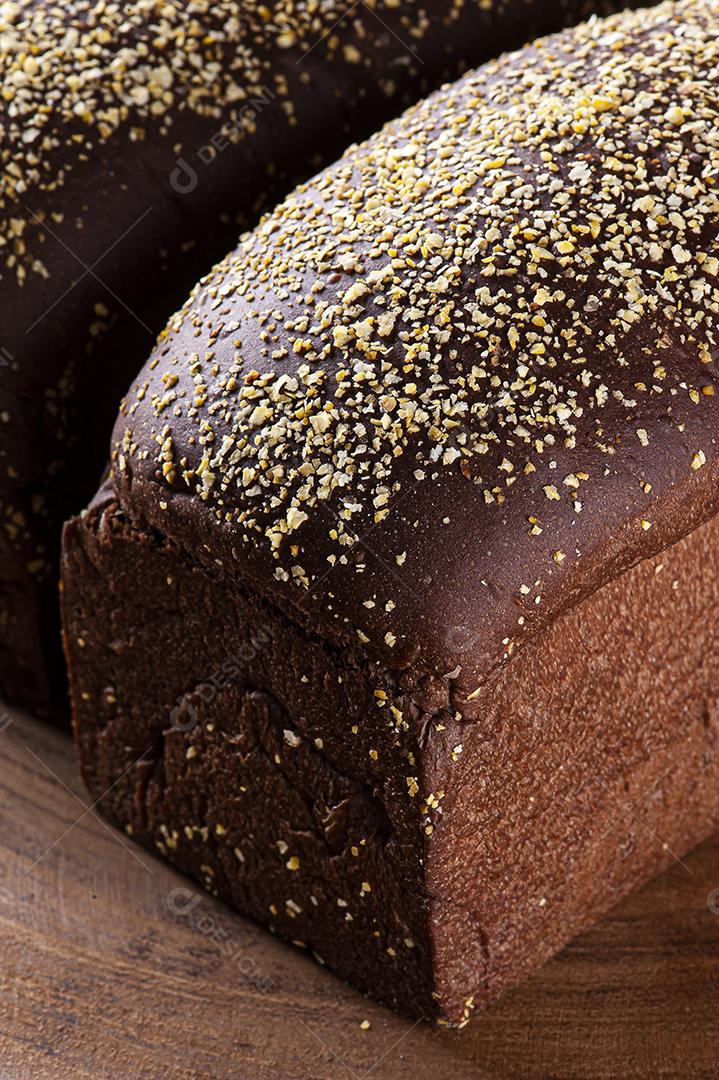 Pão australiano caseiro com farinha integral escura. Formato de hambúrguer.