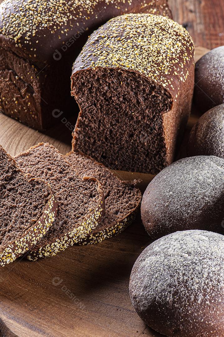 Pão australiano caseiro com farinha integral escura. Formato de hambúrguer.