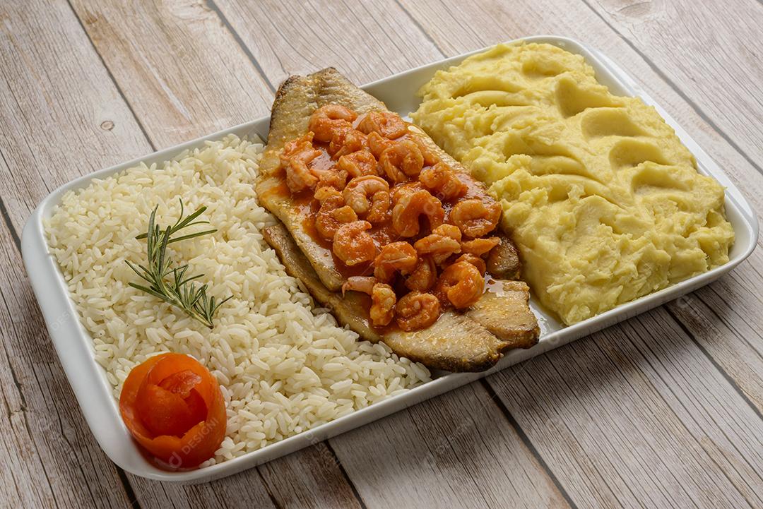 Filé de peixe com camarão ao molho tomate acompanhado de arroz branco e purê de batata