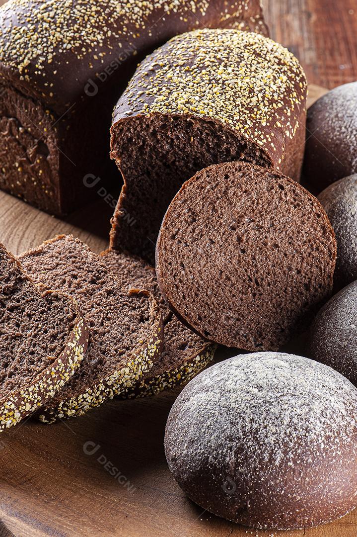 Pão australiano caseiro com farinha integral escura. Formato de hambúrguer.