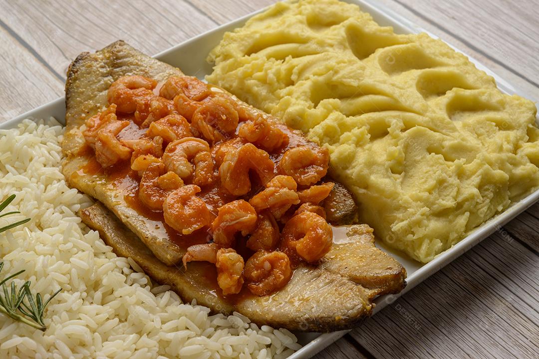 Filé de peixe com camarão ao molho tomate acompanhado de arroz branco e purê de batata