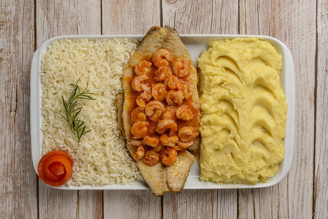 Filé de peixe com camarão ao molho tomate acompanhado de arroz branco e purê de batata