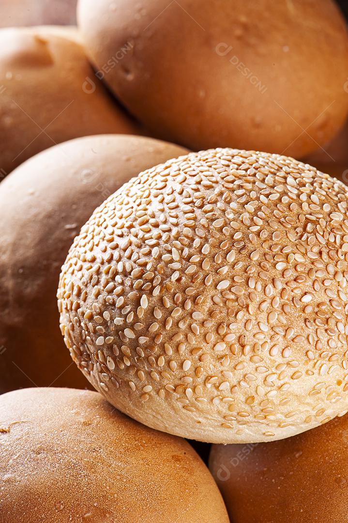 Pão de hambúrguer fermentado naturalmente. Foto de perto.