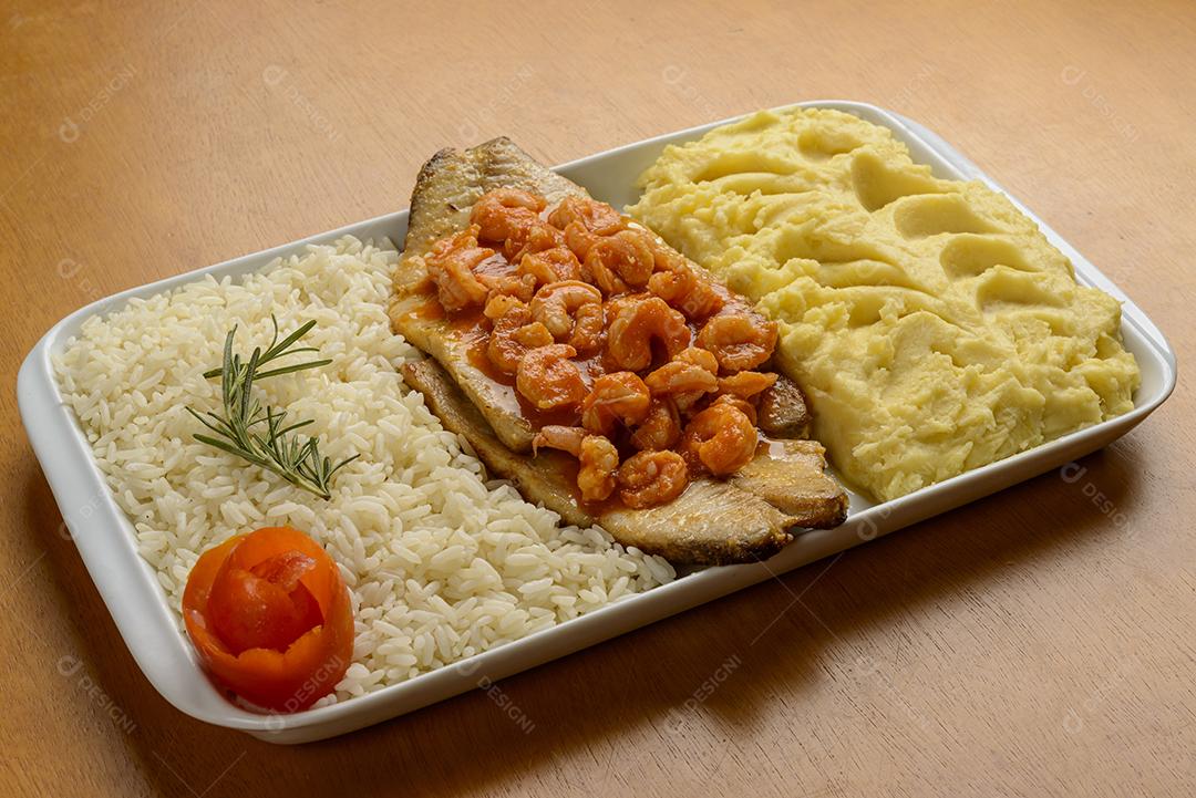 Filé de peixe com camarão ao molho tomate acompanhado de arroz branco e purê de batata