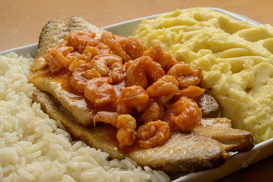 Filé de peixe com camarão ao molho tomate acompanhado de arroz branco e purê de batata