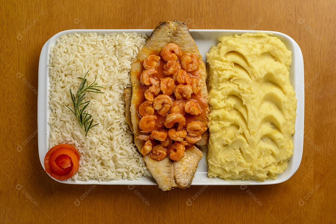 Filé de peixe com camarão ao molho tomate acompanhado de arroz branco e purê de batata