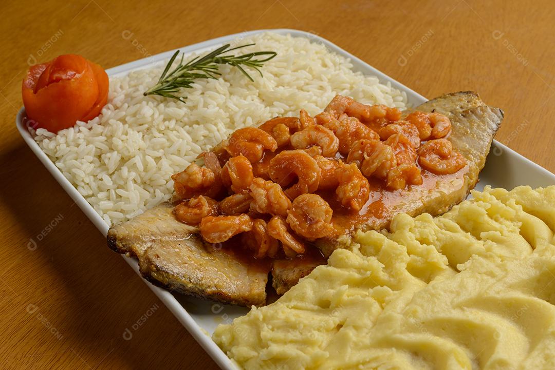 Filé de peixe com camarão ao molho tomate acompanhado de arroz branco e purê de batata