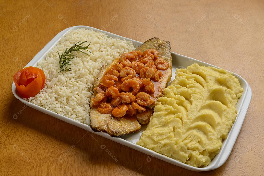 Filé de peixe com camarão ao molho tomate acompanhado de arroz branco e purê de batata