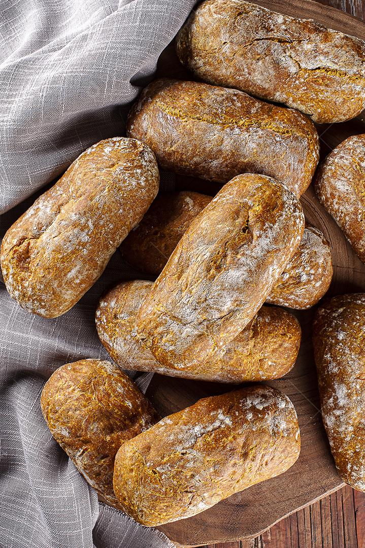 Pão fermentado naturalmente com açafrão