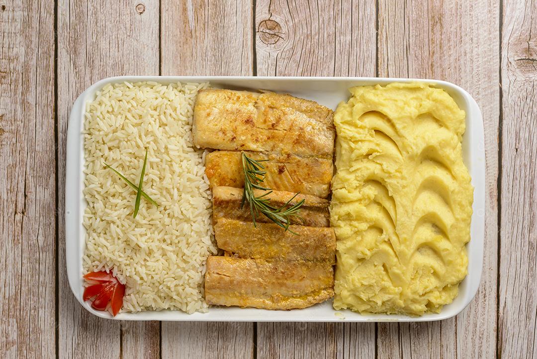 Filé de peixe com camarão ao molho tomate acompanhado de arroz branco e purê de batata
