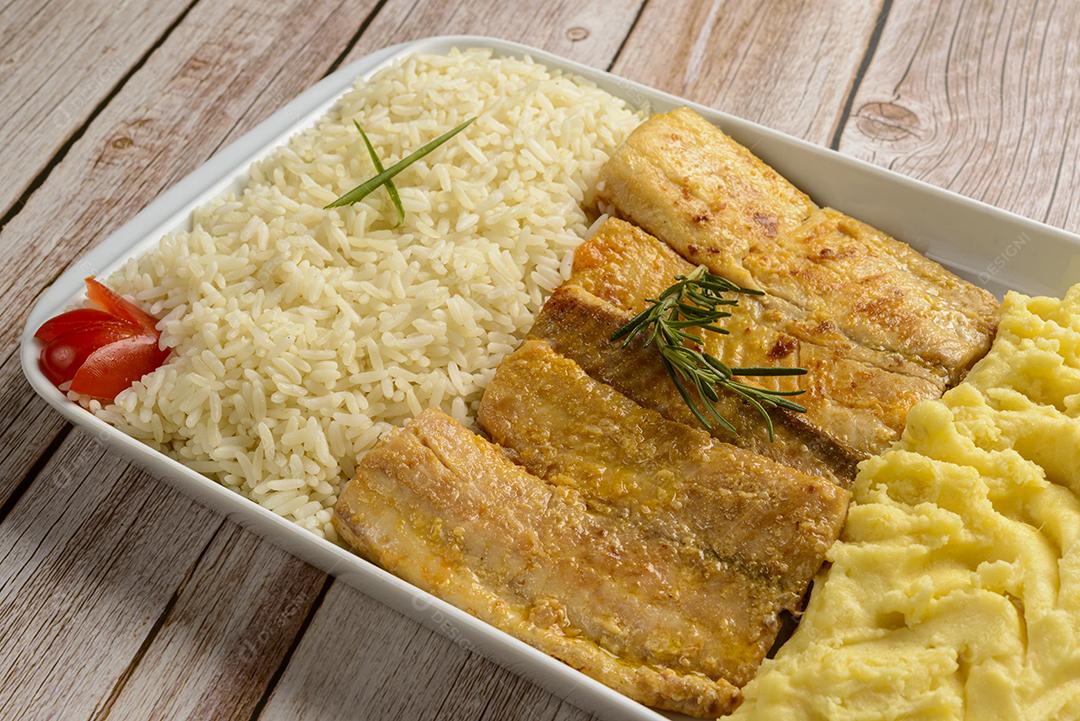 Filé de peixe com camarão ao molho tomate acompanhado de arroz branco e purê de batata
