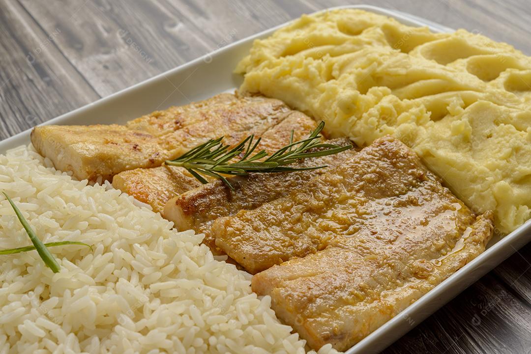 Filé de peixe com camarão ao molho tomate acompanhado de arroz branco e purê de batata