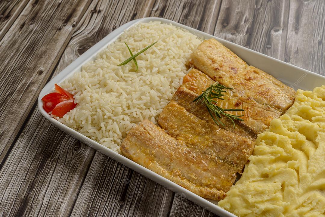 Filé de peixe com camarão ao molho tomate acompanhado de arroz branco e purê de batata