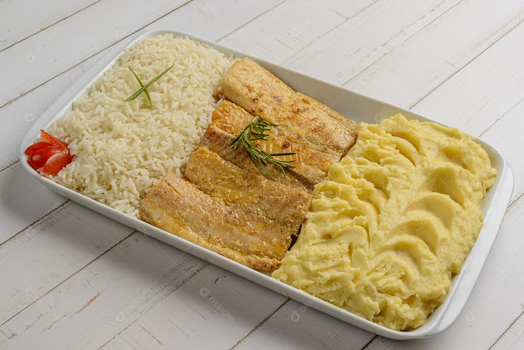 Filé de peixe com camarão ao molho tomate acompanhado de arroz branco e purê de batata