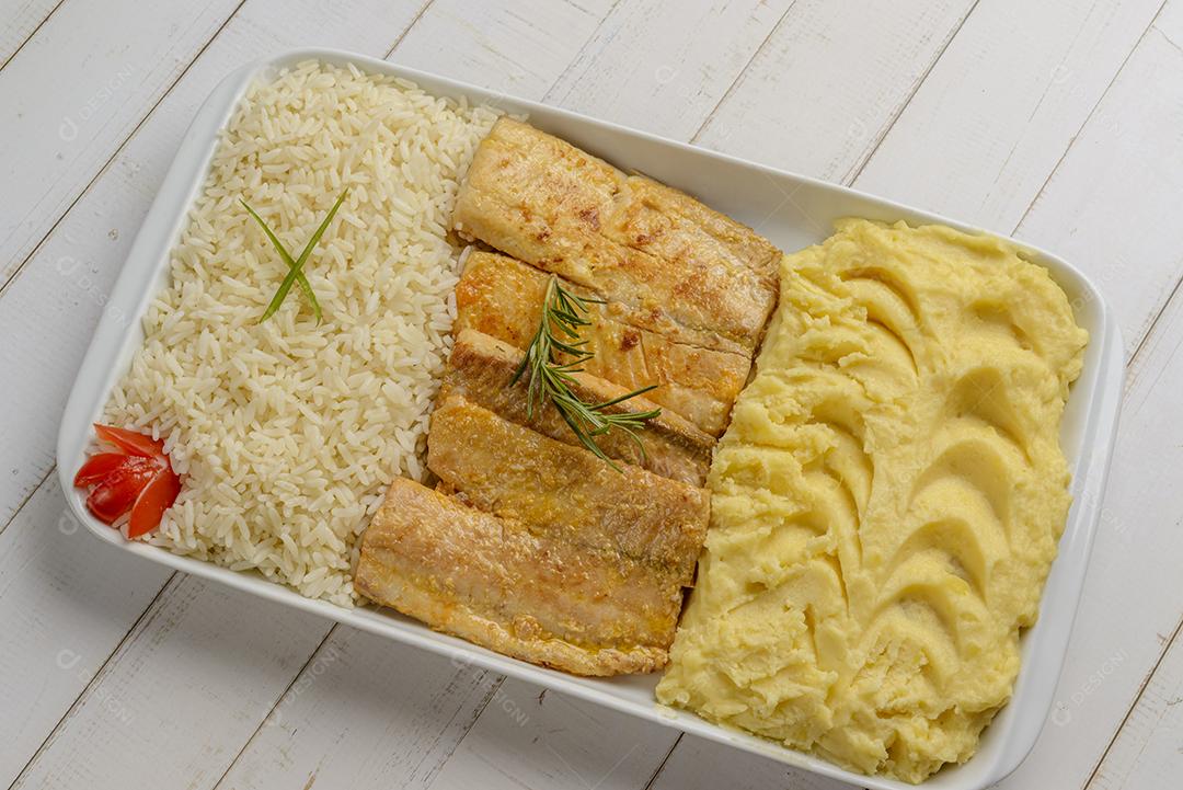 Filé de peixe com camarão ao molho tomate acompanhado de arroz branco e purê de batata