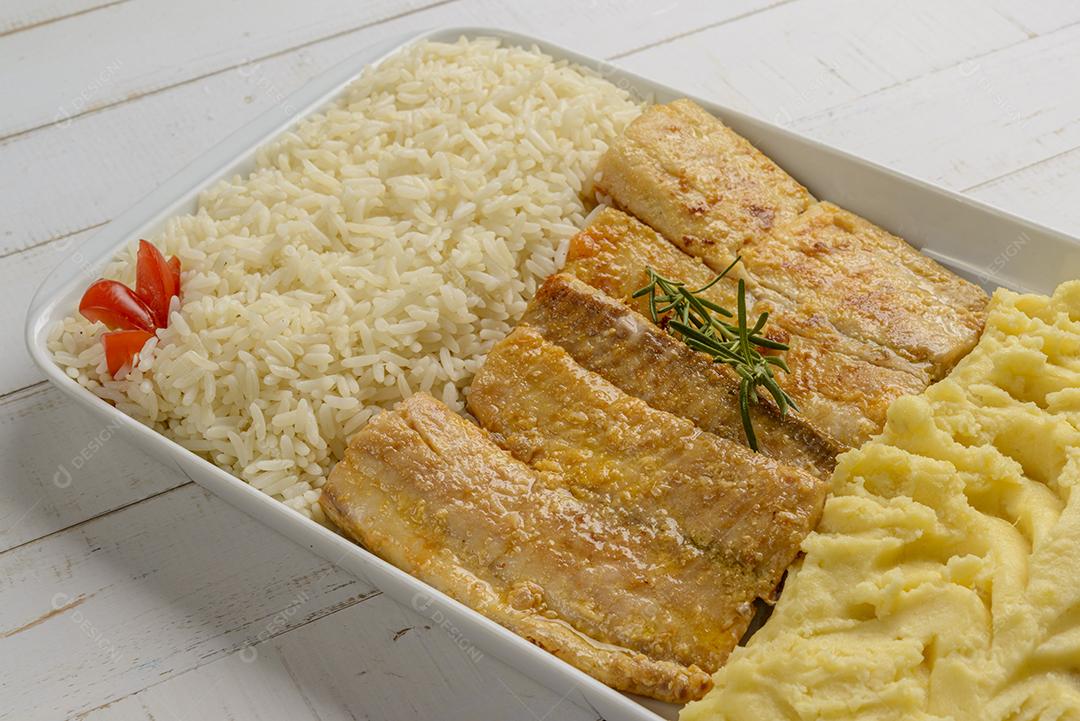 Filé de peixe com camarão ao molho tomate acompanhado de arroz branco e purê de batata