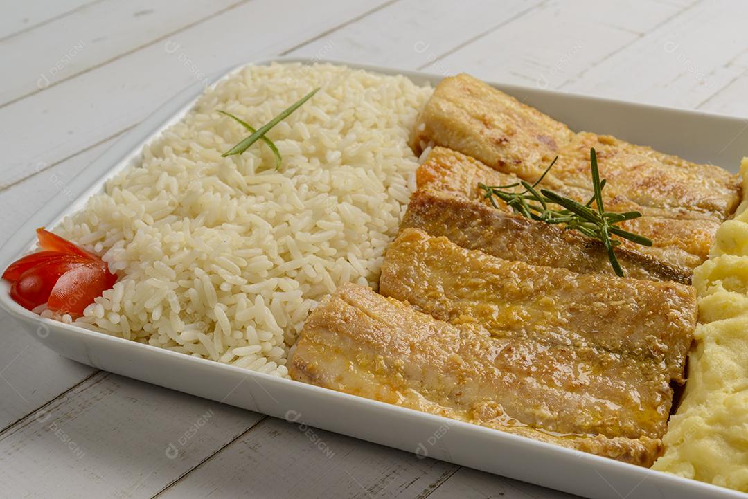 Filé de peixe com camarão ao molho tomate acompanhado de arroz branco e purê de batata