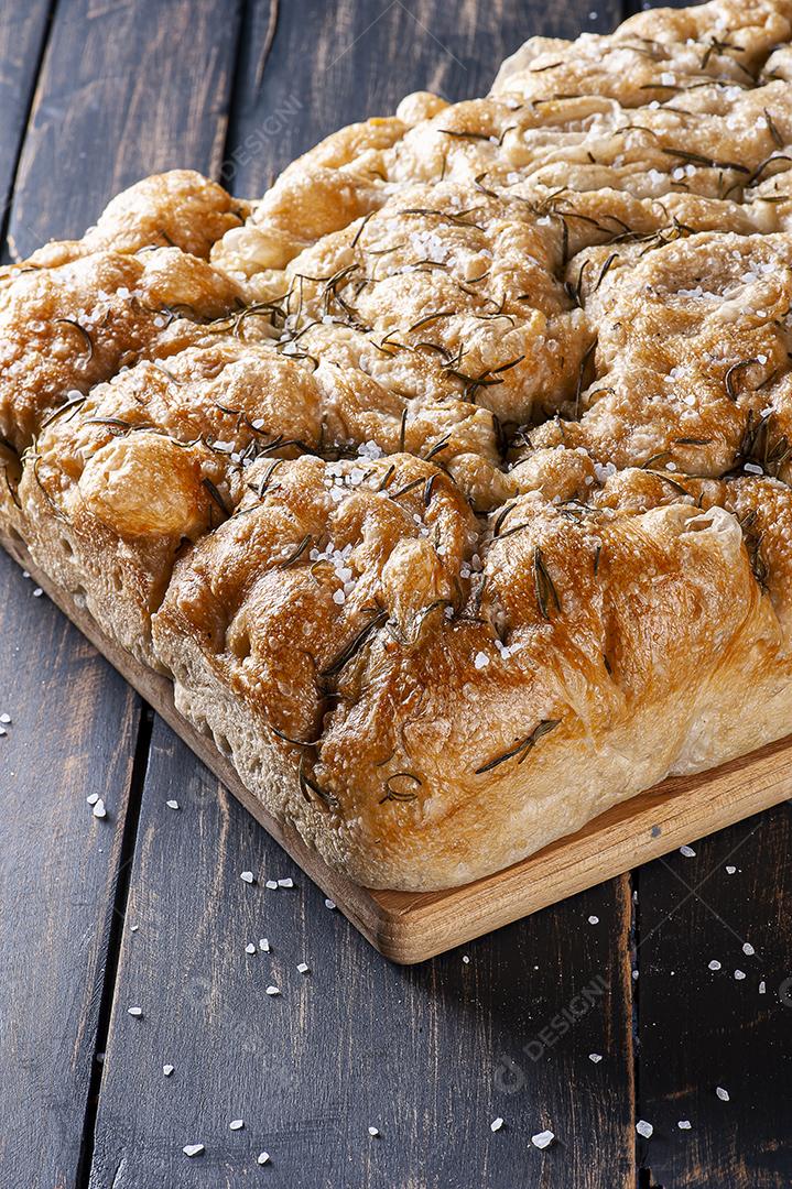 Focaccia tradicional italiana com alecrim e sal grosso. Focaccia de pão caseiro.
