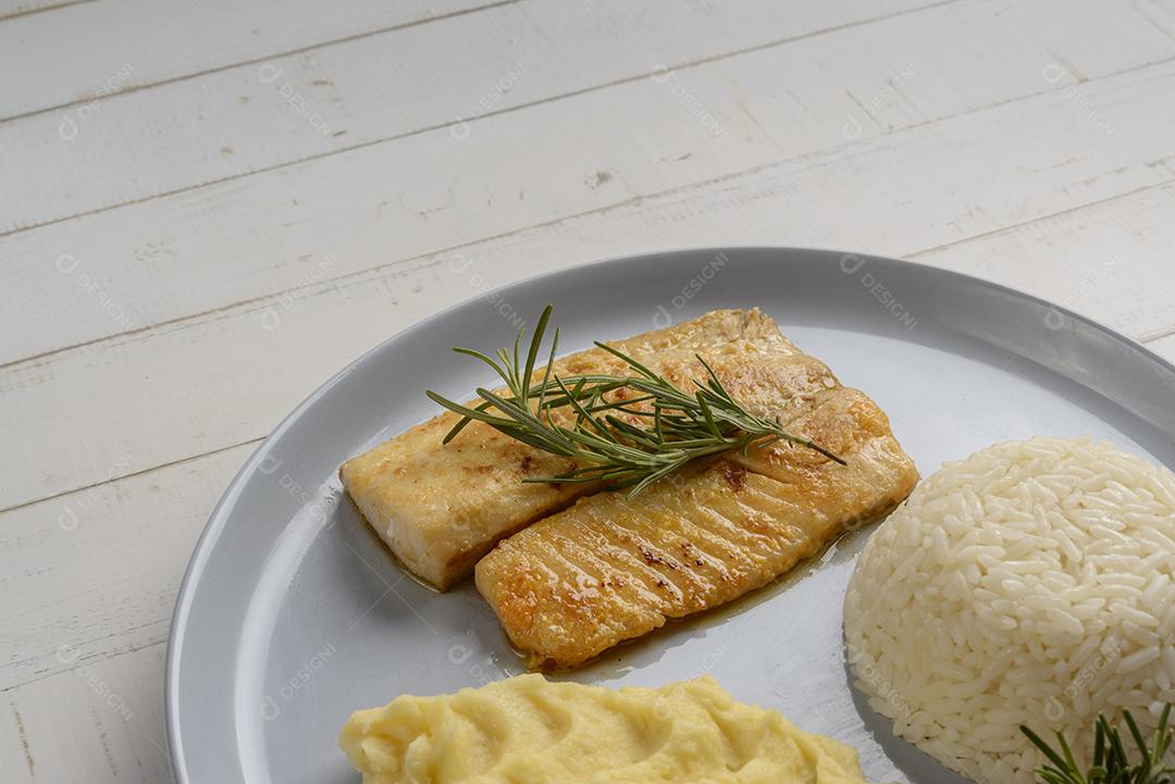 Peixe. Filé de tilápia com arroz branco e purê de batata. Definir refeição.