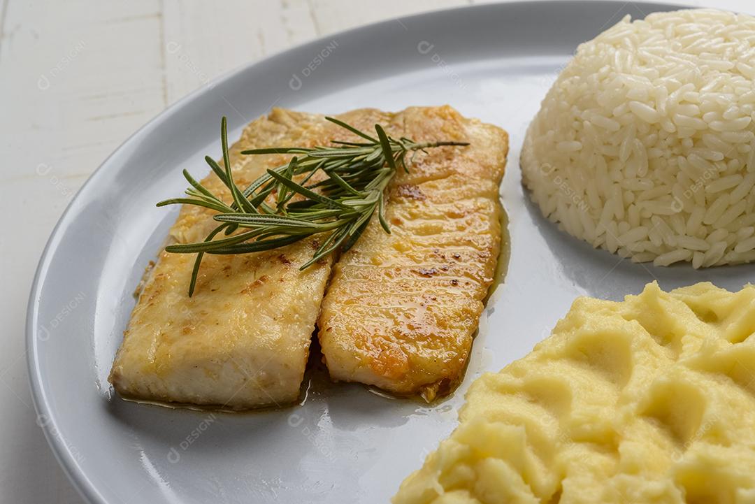 Peixe. Filé de tilápia com arroz branco e purê de batata. Definir refeição.